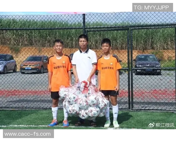 足球明星偶遇小朋友踢球瞬间感动不已传递热爱与梦想