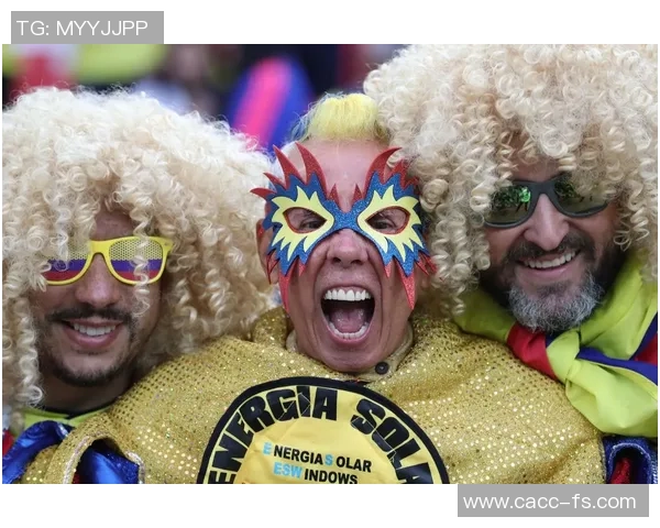 足球明星亲临业余赛场展现球技与热情引发球迷热烈追捧