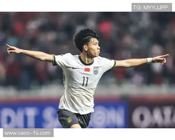 足球明星在球场激情接吻瞬间引发热议球迷纷纷点赞与祝福